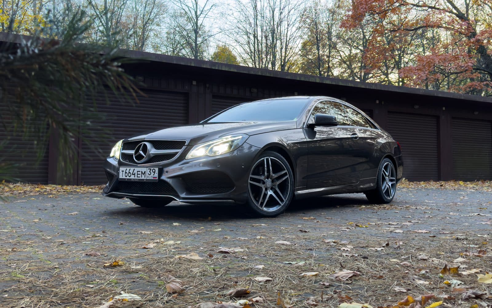 Mercedes-Benz E200 COUPE — фото 1 в аренду в Калининграде — LiteRent