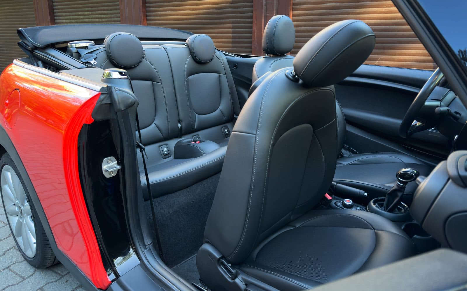 Mini Cooper Cabrio 2022 — фото 2 в аренду в Калининграде — LiteRent