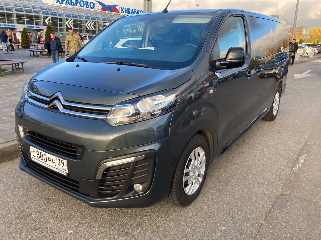 Peugeot Traveller 2021 — фото 2 в аренду в Калининграде — LiteRent