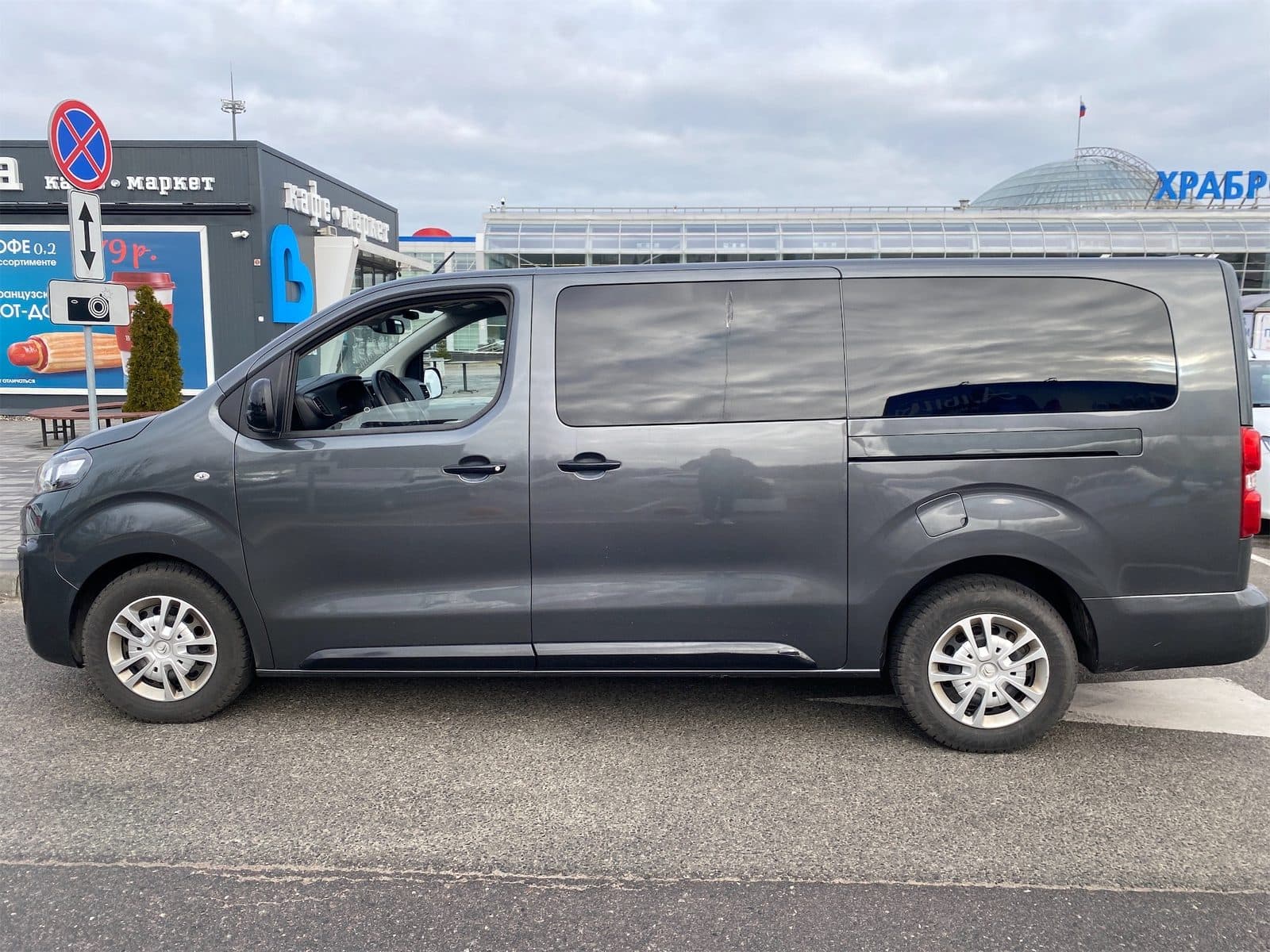 Peugeot Traveller 2021 — фото 3 в аренду в Калининграде — LiteRent