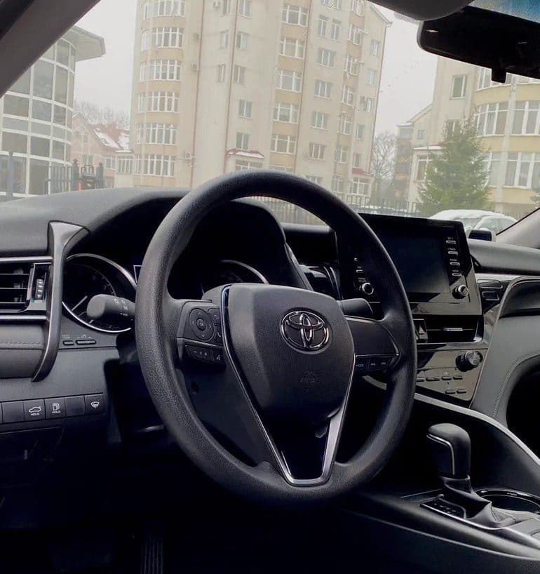 Toyota Camry 2022 — фото 1 в аренду в Калининграде — LiteRent
